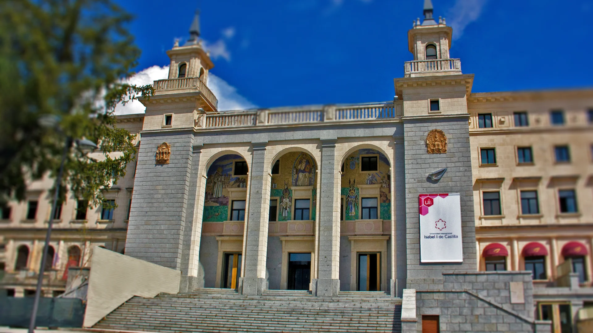 Edifício da Universidad Isabel I de Castilla, na Espanha