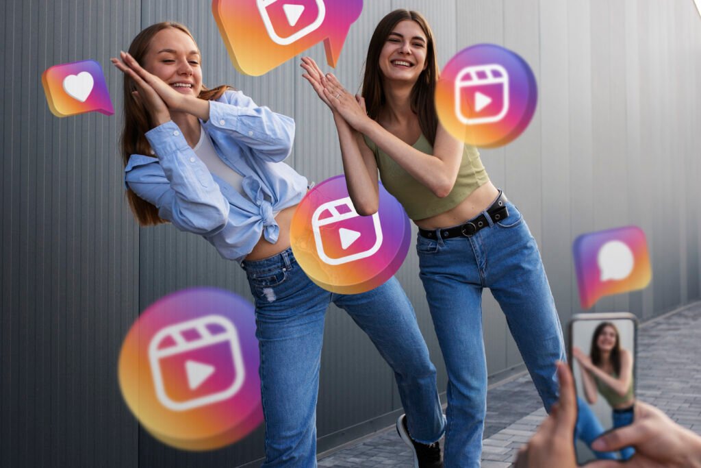 Jovens fazendo self para o instagram em 2025