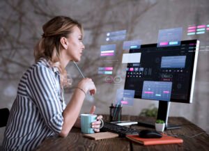 Mulher analisando interfaces digitais representando a Hiperpersonalização em Escala no Marketing