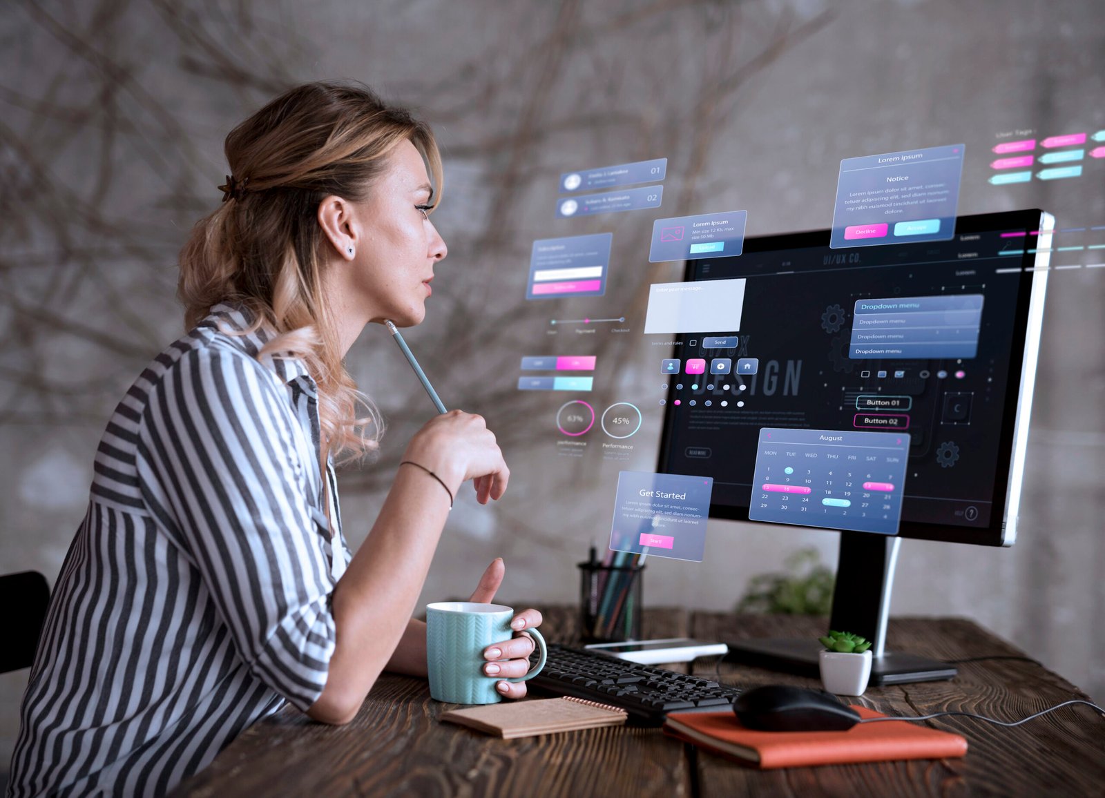 Mulher analisando interfaces digitais representando a Hiperpersonalização em Escala no Marketing