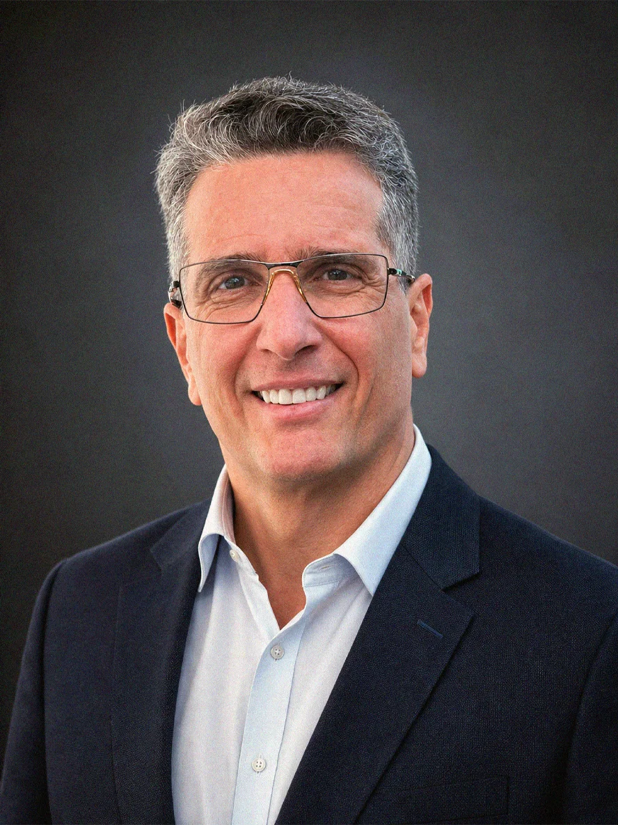 Retrato de Ricardo Sanfer, CEO e fundador da Vendemkt
